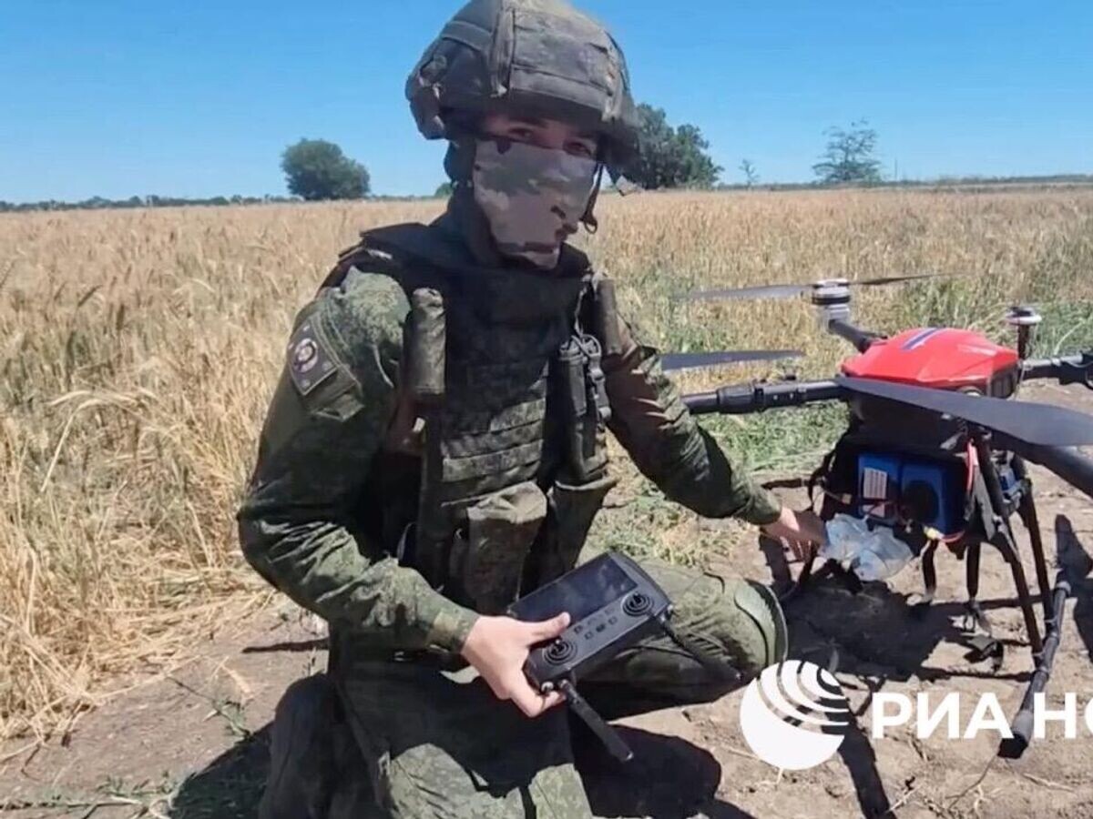    Военнослужащие ремонтного батальона 58-й армии группировки войск "Днепр" восстановили трофейный дрон "Баба-яга"© РИА Новости