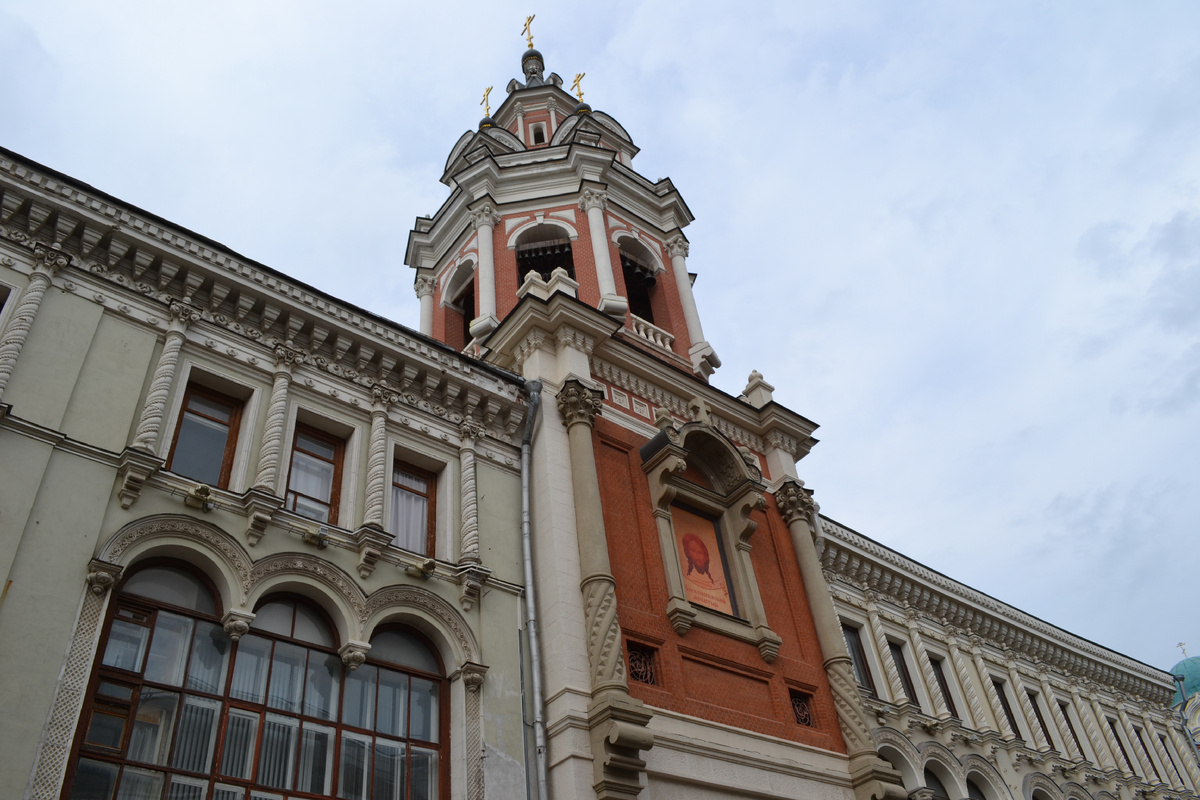 Москва. Улица Никольская. Колокольня Заиконоспасского монастыря. Фото автора