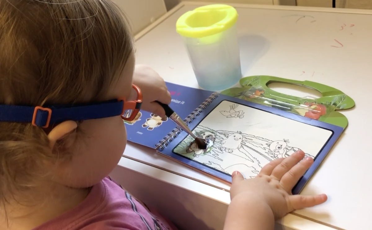 Нашла видео, где рисует в очках