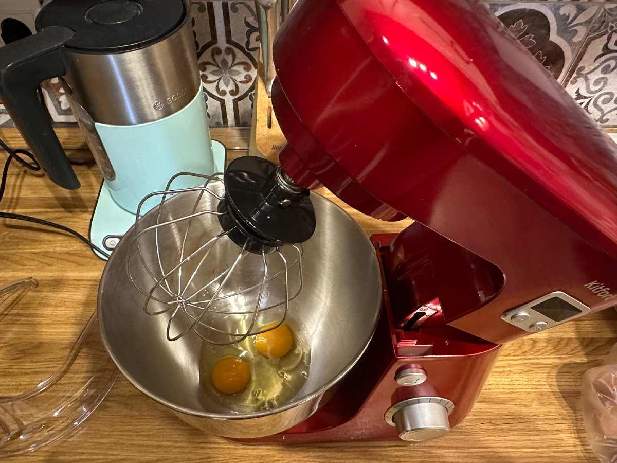 Взбиваем яйца.                                                                                     