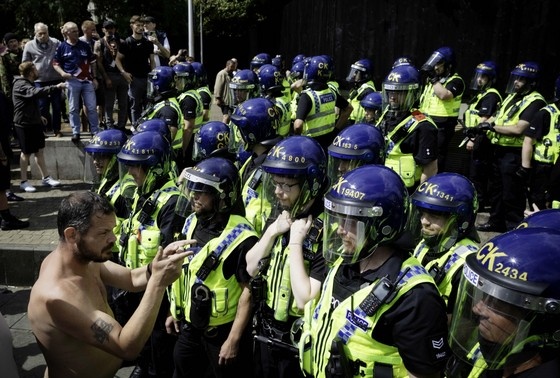     Сторонники антииммиграции противостоят полиции по борьбе с беспорядками после того, как в Пикадилли Гарденс вспыхнули стычки во время митинга единства Stand Up To Racism