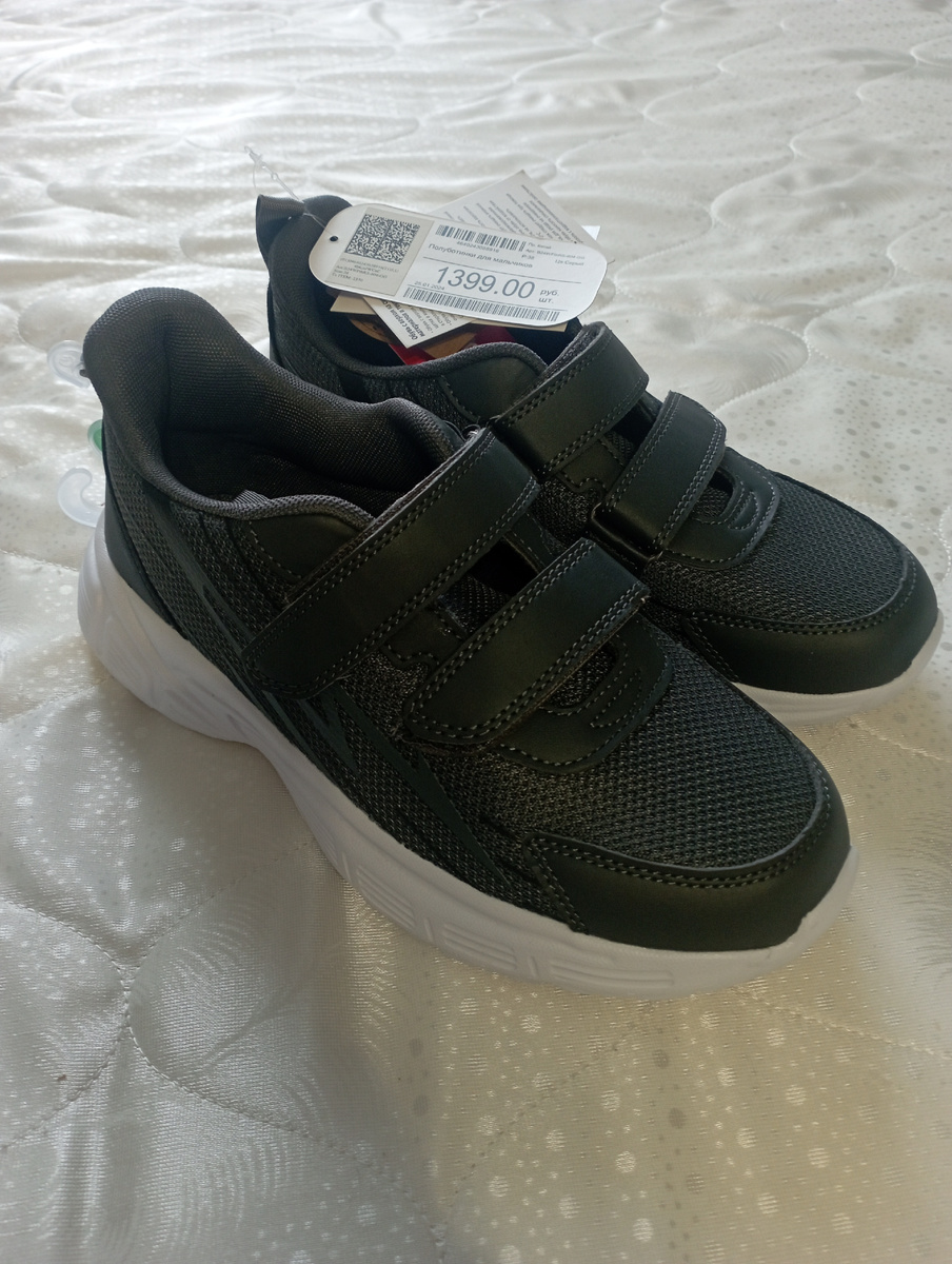 Обычно покупаем двое сразу - на сменку в школу и физру, но другие цвета были очень яркие, взяли одну пару