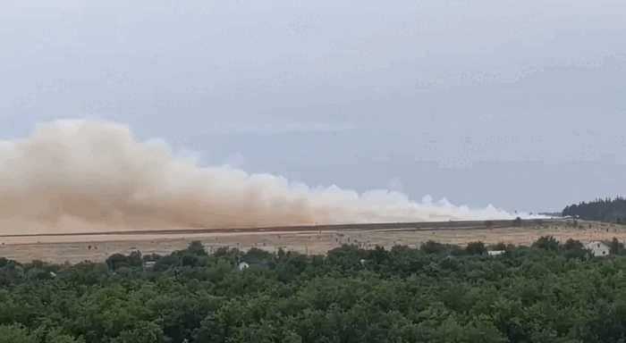    Последствия атаки ВСУ на Луганск. Горит трава в пригороде. Видео с телеграм-канала Родиона Мирошника, посла по особым поручениям МИД России.