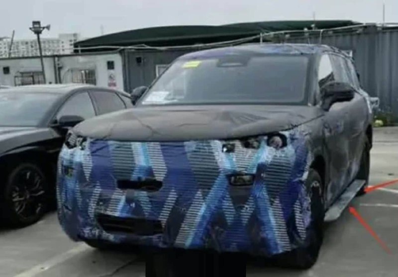 🚗 Denza N9 опять засветился на шпионских снимках, раскрывая детали экстерьера и интерьера флагманского внедорожника.🎥 Экстерьер:➖ Передняя часть в стиле Range Rover➖ Узкие воздухозаборники➖ Возможный подзаряжаемый гибридный вариант➖ 22-дюймовые колеса➖ Спойлер на крыше🪑 Интерьер:➖ Сходство с салоном Z9 GT➖ 4-спицевое рулевое колесо➖ Физические кнопки селектора передач➖ Плавающий дизайн центральной консоли➖ Два экрана: информационно-развлекательная система и панель приборов➖ Возможный третий экран для переднего пассажира➖ Двойная беспроводная зарядка и два подстаканника🔧 Характеристики:➖ Ожидаемая трехмоторная система мощностью около 710 кВт➖ Вероятная доступность версии PHEV➖ Длина, сравнимая с Denza Z9 GT (5180 мм)➖ Два холодильника в салоне📅 Denza N9, как ожидается, будет запущен до конца 2024 года и займет позицию флагманского внедорожника в линейке Denza, аналогично Z9 GT.