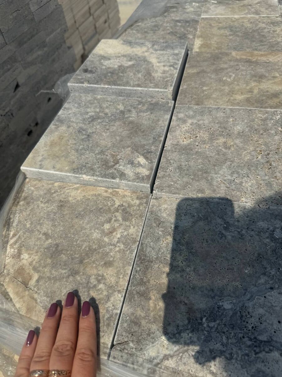 Травертин серого , благородного цвета Silver на фото травертин крос кат !