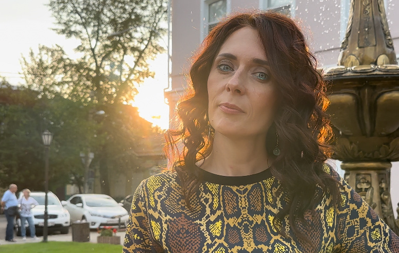 Закатное солнышко позади, красиво подчеркнёт волосы. Солнышко прячется за домами и частичку солнечного света ловим в волосах