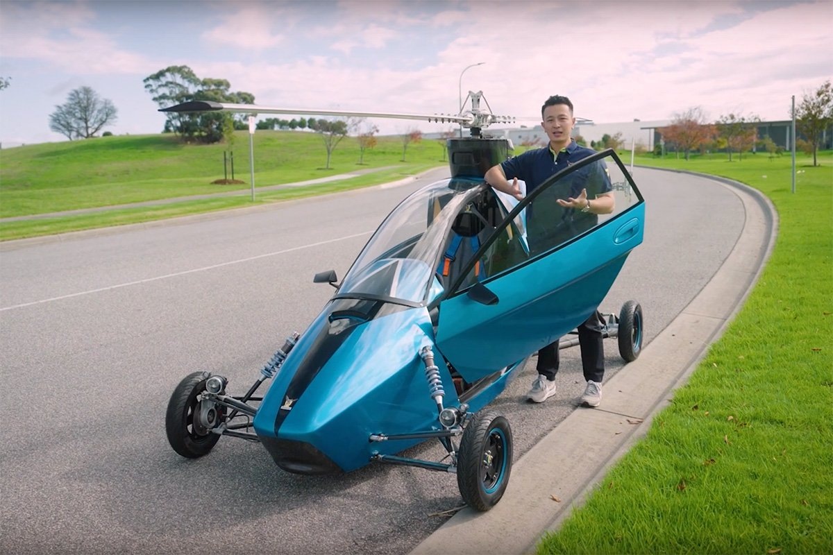 Джеки Янг, основатель и технический директор Pegasus Aerospace Corp, с гордостью стоит рядом с инновационным летающим автомобилем Pegasus.