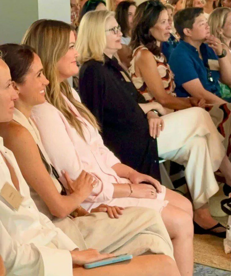 "Не бойся, я с тобой", поддержала Меган свою новую подругу перед ее выступлением