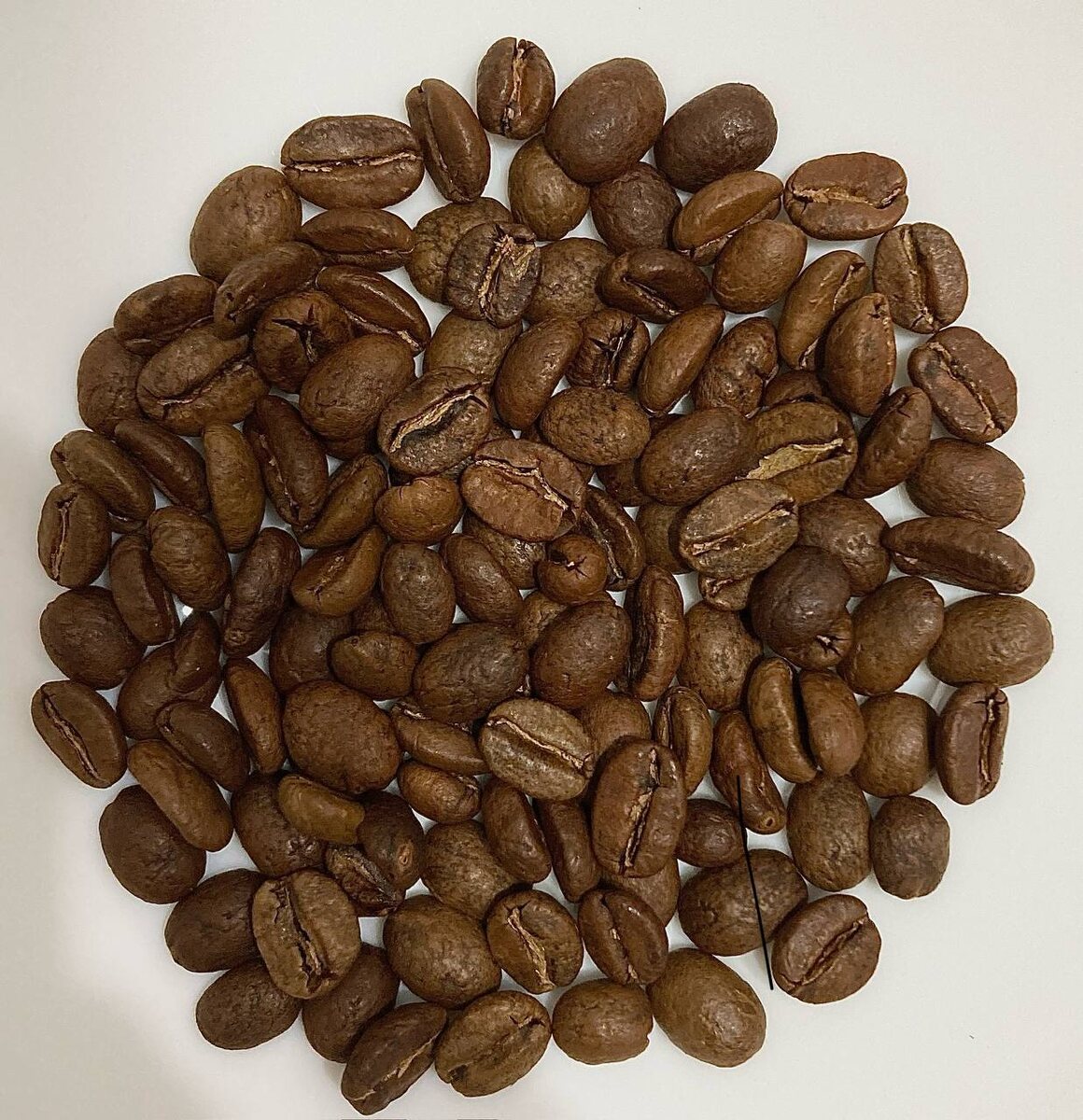 Папайо натуральной обработки авторства Диофанора Руиса, собранный на его ферме Buenavista (находится на высоте в 2100 метров), и переданный на станцию обработки компании Cofinet Ла Прадера. Сама разновидность еще плохо изучена, но считается, что ее происхождение имеет корни Эфиопского наследия, а именно разновидности Ландрас. Само зерно довольно крупное, вытянутое, однородное, с выраженным сильверскином, отчетливыми сахарами и рябой поверхностью - последствия ферментации (случайной или контролируемой). 