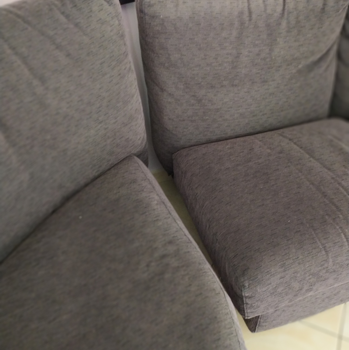 Фото автора. 1. вот мой диван до обычной чистки пылесосом.