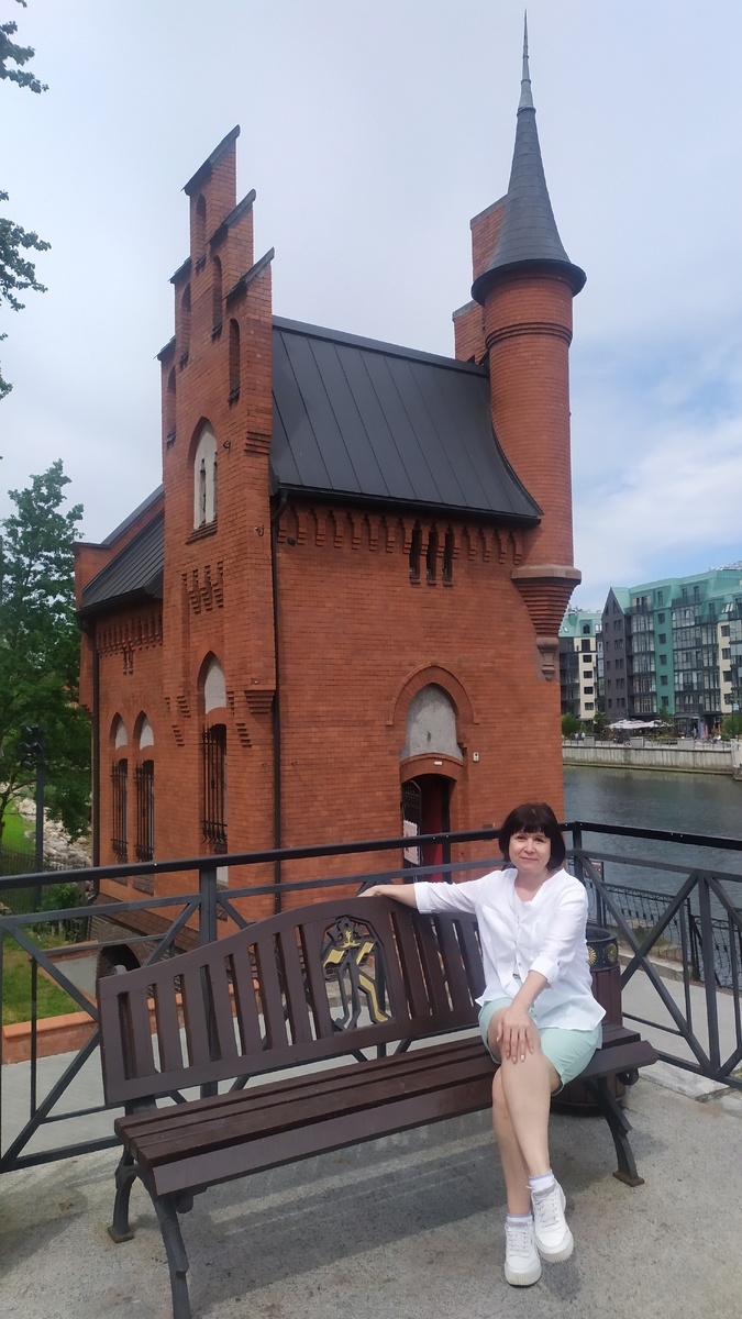 Снято на Высоком мосту на фоне здания Домика смотрителя 