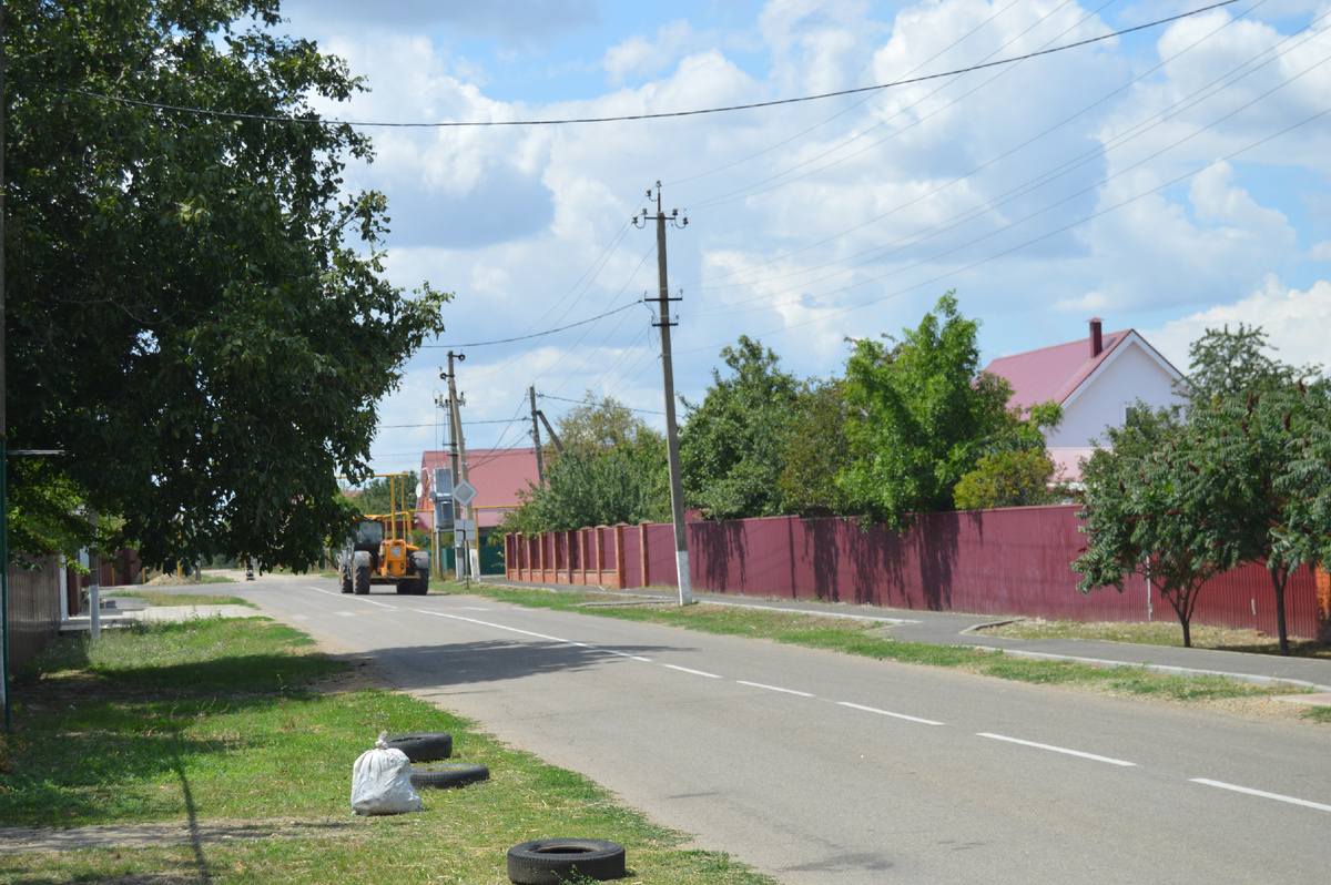 Фото автора. Август 2024. Станица. Главная дорога меняет направление.