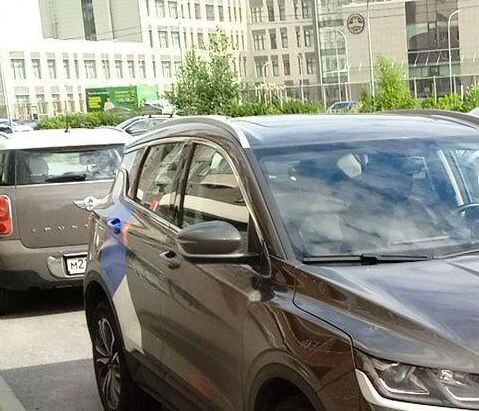 В крупных городах много машин с нанесенной на борта расцветкой различных сервисов аренды (здесь затерт текст, но пользователи обычно легко узнают нужный автомобиль).   Фото из личного архива автора, обработано с помощью ИИ