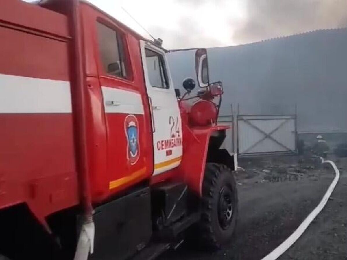    Место пожара в промзоне в Азове Ростовской области© МЧС России/Telegram