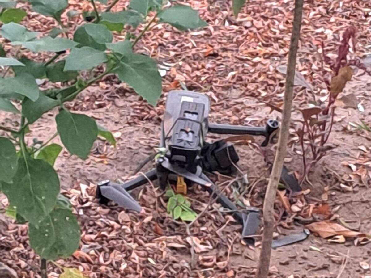    Дрон-камикадзе ВФУ, упавший недалеко от подъезда одного из домов на улице Победы в Новой Каховке© Фото : Владимир Сальдо/Telegram