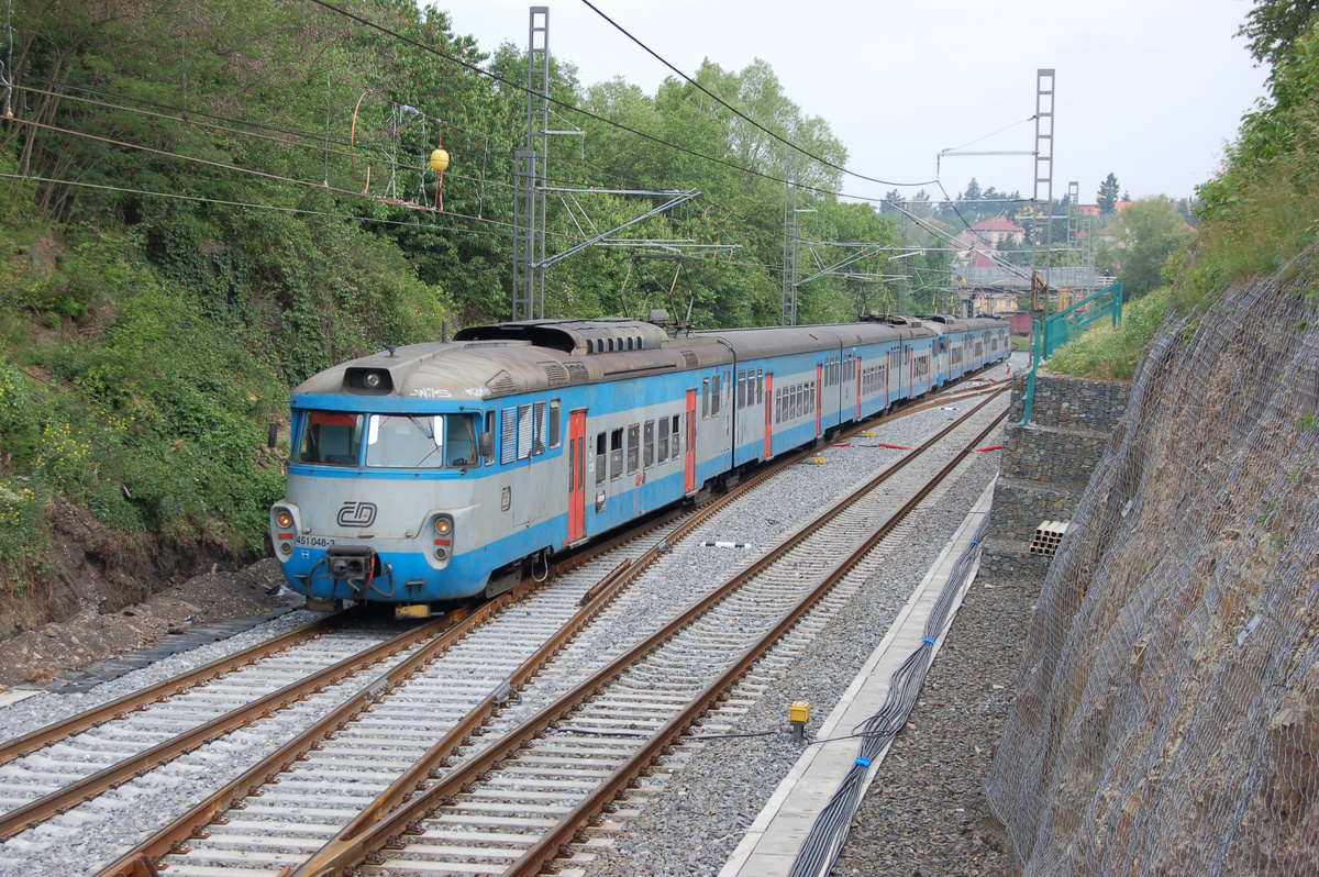 Один из первых серийных низкопольных поездов в мире - Skoda 451/452 (EM 475.1/2). фото с Вики https://cs.wikipedia.org/wiki/Elektrick%C3%A9_jednotky_451_a_452#/media/Soubor:CD451-048.jpg