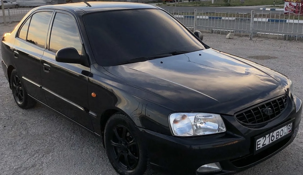 Hyundai Accent II: Небольшой, но вместительный

Hyundai Accent II - это компактный автомобиль, который был представлен в 1995 году. Он был вторым поколением модели Accent и стал популярным выбором для водителей, ищущих надежное и доступное транспортное средство. 

Дизайн и интерьер:

Accent II имел современный для своего времени дизайн с более округлыми формами, чем у предшественника. Внутри он предлагал просторный салон для своего класса, с удобными сиденьями и хорошим обзором. Багажник был достаточно просторным для перевозки небольших грузов.

Двигатель и трансмиссия:

Accent II оснащался 1.3-литровым или 1.5-литровым бензиновым двигателем, которые обеспечивали достаточную мощность для повседневной езды. В зависимости от версии доступны были 5-ступенчатая механическая или 4-ступенчатая автоматическая трансмиссия. 

Преимущества:

• Доступная цена: Accent II был одним из самых доступных автомобилей в своем классе, что делало его привлекательным для многих покупателей.
• Надежность: Hyundai Accent II известен своей надежностью, что делает его долговечным выбором. 
• Экономичность: Accent II потреблял сравнительно мало топлива, что было особенно важно в условиях роста цен на бензин.
• Просторный салон: Несмотря на свои компактные размеры, Accent II предлагал достаточно пространства для пассажиров и багажа.

Недостатки:

• Слабая шумоизоляция: Accent II был достаточно шумным при движении, особенно на высоких скоростях. 
• Недостаточно мощная комплектация: В некоторых версиях двигатель Accent II был недостаточно мощным для активной езды.
• Скромный дизайн: Accent II не выделялся выдающимся дизайном, что могло быть минусом для некоторых покупателей.

Заключение:

Hyundai Accent II был надежным, экономичным и доступным автомобилем, который предлагал хороший баланс между простотой, комфортом и практичностью. Хотя он имел некоторые недостатки, такие как слабая шумоизоляция и скромный дизайн, Accent II был популярным выбором для многих водителей, особенно для тех, кто искал недорогой и практичный автомобиль для повседневного использования.