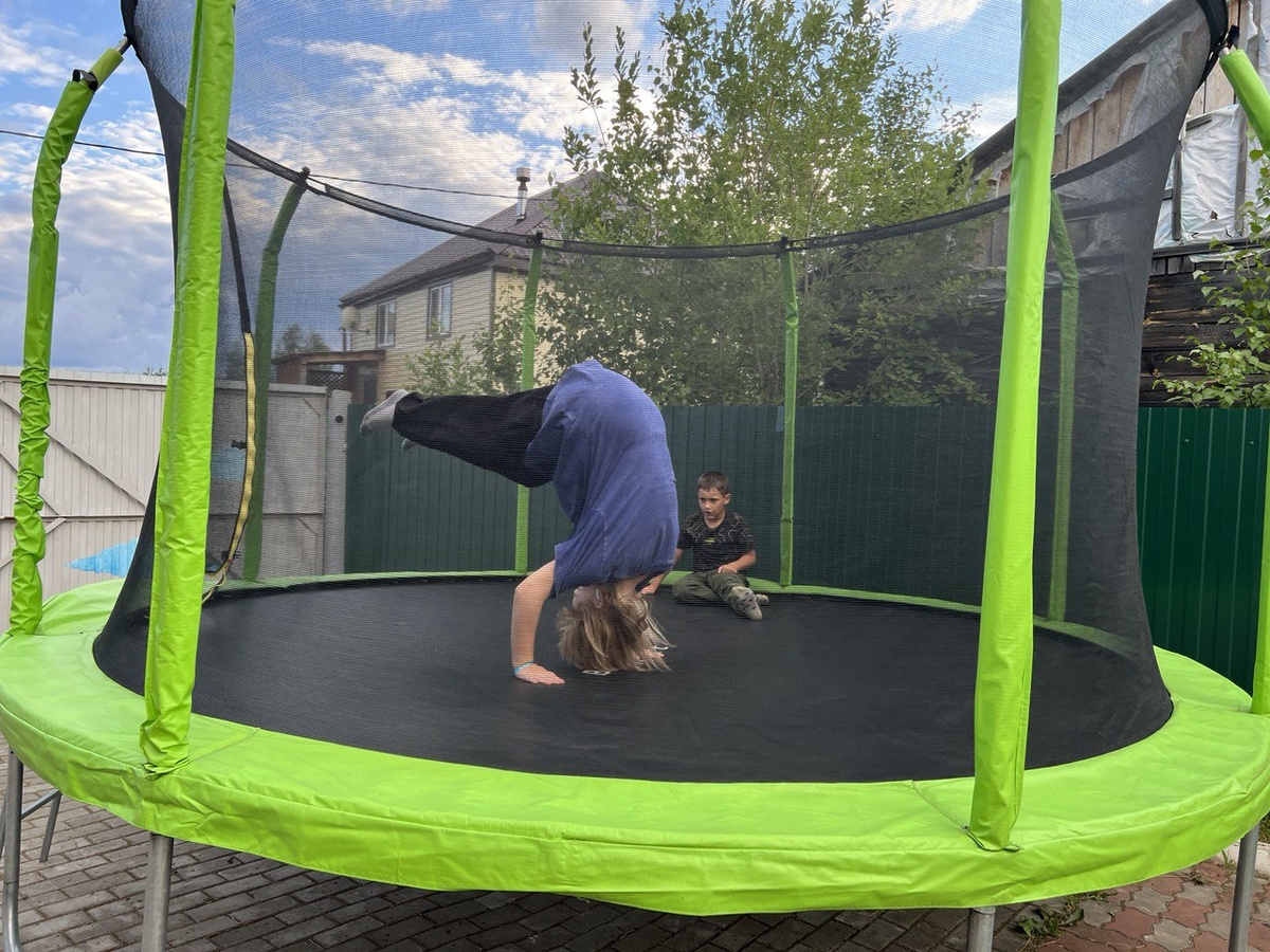 Ульяна с Тимуром зажигают на батуте