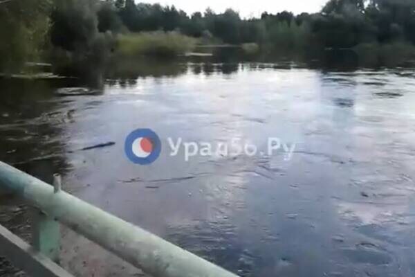    «Звук воды чудесный, ситуация поганая»: обстановка на нижнем мосту в Орске 4 августа