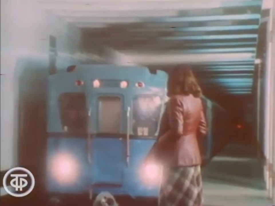 Кадр из клипа Ольги Зарубиной "На последней станции метро" 1982 