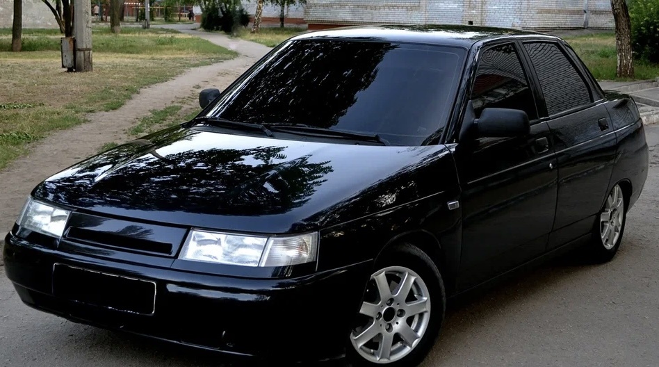 ВАЗ 2110: Российская икона 90-х

ВАЗ 2110, появившийся в 1995 году, стал революционным для отечественного автопрома. Он представлял собой первый седан с кузовом "хэтчбек", произведенный АвтоВАЗом, и открыл новую страницу в истории развития российского автомобилестроения. 

Дизайн и интерьер:

ВАЗ 2110 отличался от своих предшественников более современным дизайном. Округлые формы кузова, спортивная решетка радиатора и обтекаемые фары придавали ему динамичный вид. Внутри автомобиль предлагал просторный салон с удобными сиденьями, но отделка, по сравнению с современными автомобилями, была достаточно простой. 

Двигатель и трансмиссия:

ВАЗ 2110 выпускался с различными вариантами двигателей, начиная от 1.5 литрового карбюраторного мотора до 1.6 литрового инжекторного. Трансмиссия предлагалась как 5-ступенчатая механическая, так и 4-ступенчатая автоматическая. 

Преимущества:

• Доступная цена: ВАЗ 2110 был одним из самых доступных автомобилей на российском рынке, что сделало его популярным выбором для многих людей.
• Простота обслуживания: В силу своей конструкции ВАЗ 2110 был относительно простым в обслуживании и ремонте.
• Проходимость: ВАЗ 2110 обладал достаточной проходимостью, что было важно для российских условий эксплуатации.
• Вместительность: Просторный салон позволял комфортно разместиться как водителю, так и пассажирам.

Недостатки:

• Низкое качество сборки: В некоторых случаях ВАЗ 2110 страдал от низкого качества сборки и отделки, что приводило к различным проблемам.
• Недостаточная безопасность: По сравнению с современными автомобилями, ВАЗ 2110 не отличался высокой безопасностью.
• Слабая шумоизоляция: В салоне ВАЗ 2110 было достаточно шумно, особенно при движении по неровным дорогам.
• Низкая динамика: Некоторые модификации ВАЗ 2110 обладали недостаточно высокой динамикой для активной езды.

Заключение:

ВАЗ 2110 стал важным шагом в развитии российского автомобилестроения. Он предлагал доступность, практичность и относительную надежность. Несмотря на некоторые недостатки, такие как низкое качество сборки и слабая безопасность, ВАЗ 2110 оставил свой след в истории отечественного автопрома и завоевал популярность у многих автолюбителей.