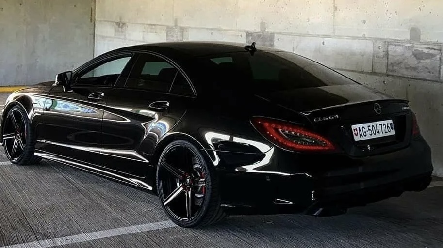 Mercedes-Benz CLS 6.3 AMG: Элегантный зверь

Mercedes-Benz CLS 6.3 AMG - это не просто автомобиль, это воплощение роскоши, мощности и спортивности. Он представляет собой идеальное сочетание элегантного дизайна, захватывающей динамики и эксклюзивных функций, которые присущи только автомобилям класса люкс. 

Дизайн:

CLS 6.3 AMG поражает своим изысканным дизайном. Длинный капот, стремительные линии кузова, плавно перетекающие в мощный задний диффузор, и фирменные светодиодные фары - все это подчеркивает спортивный характер автомобиля. 

Двигатель и трансмиссия:

Сердцем CLS 6.3 AMG является 6.2-литровый двигатель V8, развивающий впечатляющие 517 лошадиных сил и 630 Нм крутящего момента. В паре с 7-ступенчатой автоматической коробкой передач AMG Speedshift MCT, автомобиль разгоняется до 100 км/ч за 4.5 секунды.

Интерьер:

Внутри CLS 6.3 AMG царит атмосфера роскоши и комфорта. Эксклюзивная кожаная отделка, спортивные сиденья с функцией подогрева и вентиляции, мультимедийная система COMAND APS с навигацией, Bluetooth и аудиосистемой Harman Kardon Logic 7 - все это создает атмосферу роскоши и комфорта для водителя и пассажиров.

Преимущества:

• Мощность и динамика: CLS 6.3 AMG - это настоящий зверь, способный подарить незабываемые эмоции от вождения. 
• Роскошь и комфорт: Интерьер автомобиля выполнен из высококачественных материалов и оснащен множеством функций, которые делают поездку максимально комфортной. 
• Эксклюзивность: CLS 6.3 AMG - это эксклюзивный автомобиль, который подчеркивает статус своего владельца.
• Безопасность: CLS 6.3 AMG оснащен системой ESP (Electronic Stability Program), ABS (Anti-lock Braking System), BAS (Brake Assist System) и другими системами безопасности, которые обеспечивают максимальную защиту.

Недостатки:

• Высокая цена: CLS 6.3 AMG - это один из самых дорогих автомобилей в своем классе.
• Высокий расход топлива: Мощный двигатель автомобиля потребляет значительное количество топлива. 
• Сложный в обслуживании: Обслуживание CLS 6.3 AMG может быть дорогостоящим, так как автомобиль требует специальных запчастей и квалифицированных специалистов.

Заключение:

Mercedes-Benz CLS 6.3 AMG - это автомобиль для настоящих ценителей роскоши, мощности и эксклюзивности. Он сочетает в себе элегантность, спортивный характер и высокую степень комфорта, делая его одним из самых желанных автомобилей на рынке.
