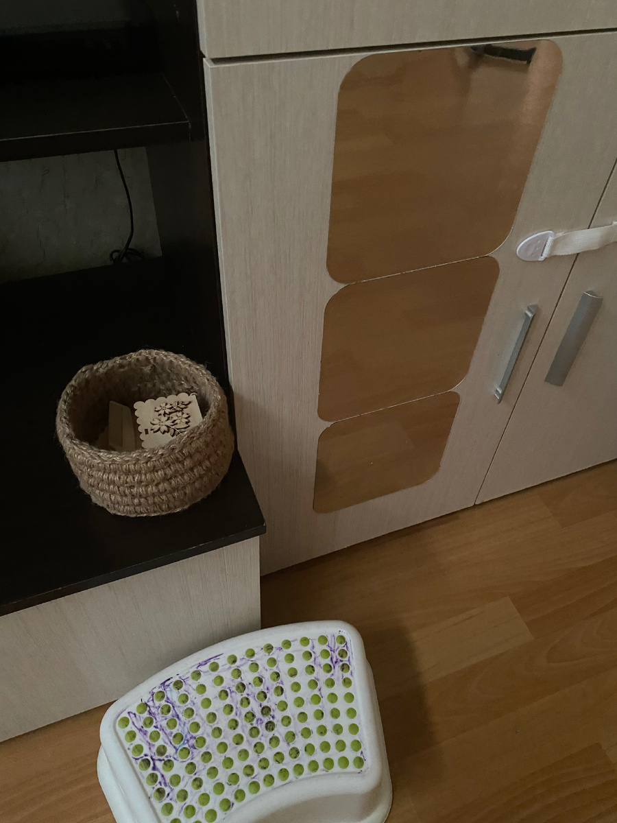 У нас дома стоит большая стенка, где хранится вообще все! В нижнем отсеке мы сделали полочку для дочки