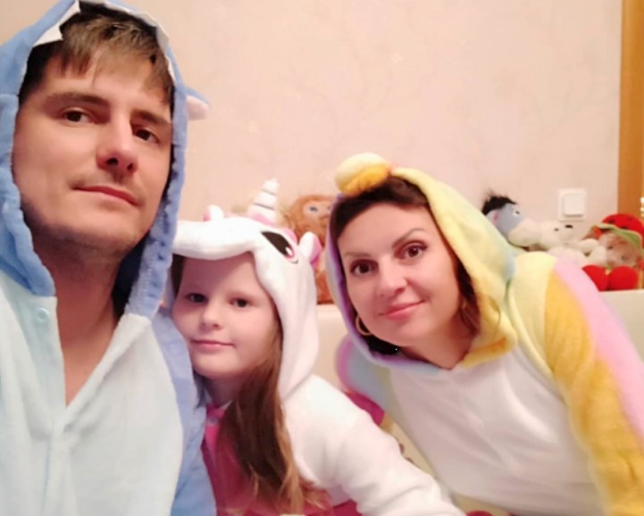 на фото Дмитрий Паламарчук, его супруга Инна и их дочь Полина 