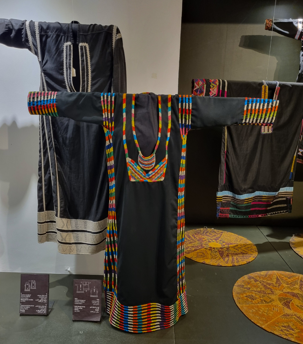 Праздничные наряды иорданских бедуинок из музея Тираз в Аммане (фото автора)