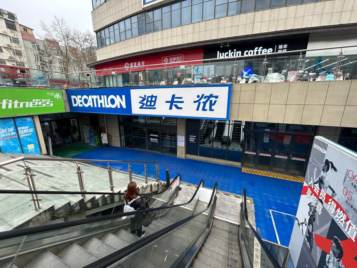 Показалось любопытным и необычным то, что эскалаторы стоят на улице прямо под открытым небом (но во время дождя они правда не работают).