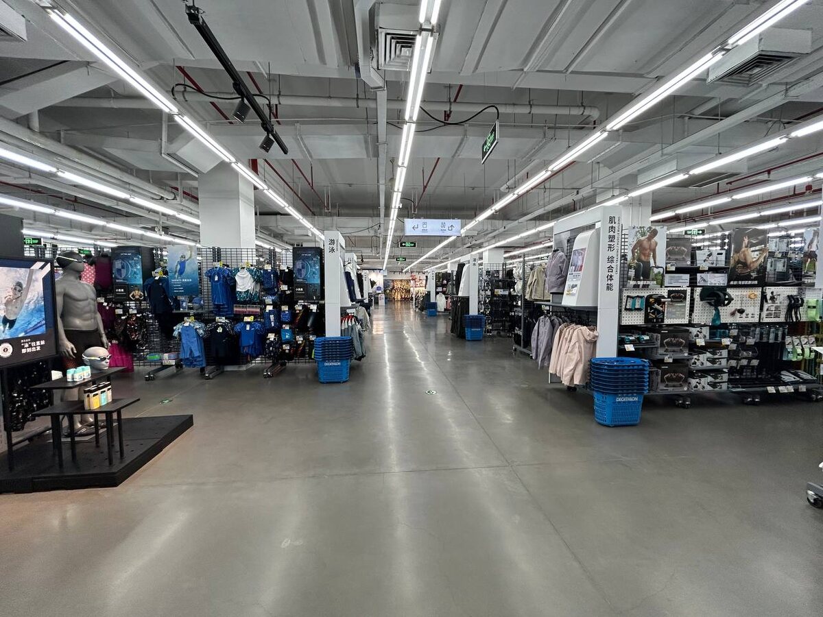 По первому впечатлению - ничего необычного - все, как у нас, точно такой же магазин. Те же ряды, те же полки, тот же товар.