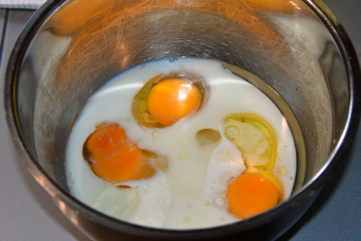 Смешиваем молоко, масло и яйца