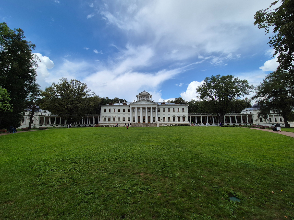 Панорама главного корпуса с двумя боковыми флигелями | Личное фото