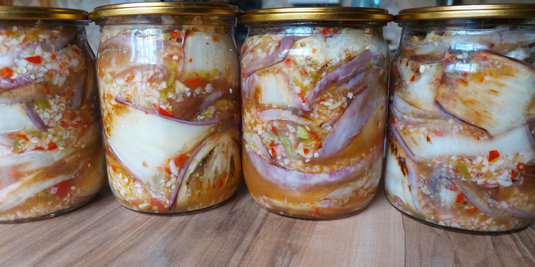 Перед этим рецептом закуски из острых баклажанов на зиму не устояла. Так вкусно, что решила порцию повторить