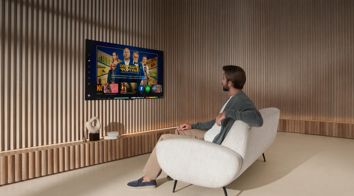 Яндекс ТВ Станция Про 65" дюймов (YNDX-00102) установленный на стену.