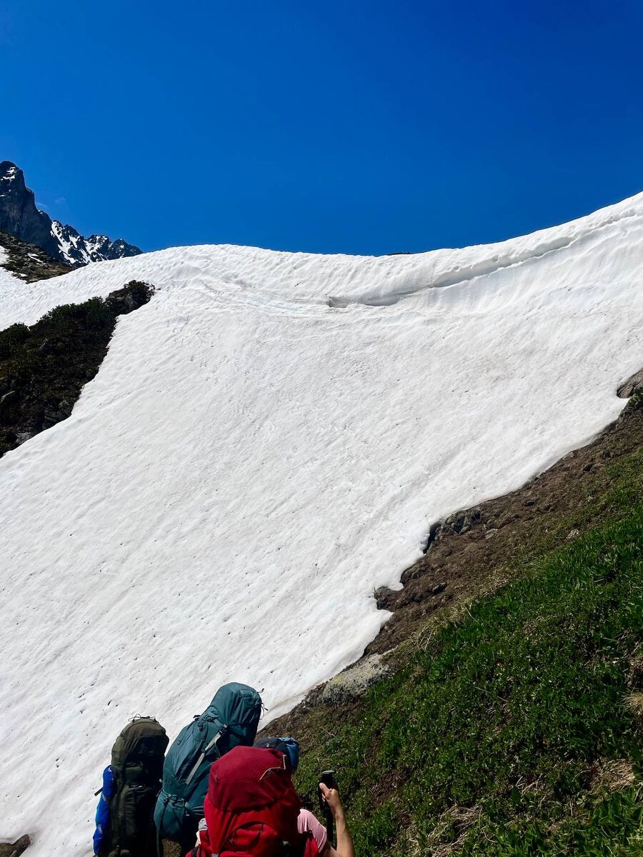 Смотрим без надежд на снежный карниз