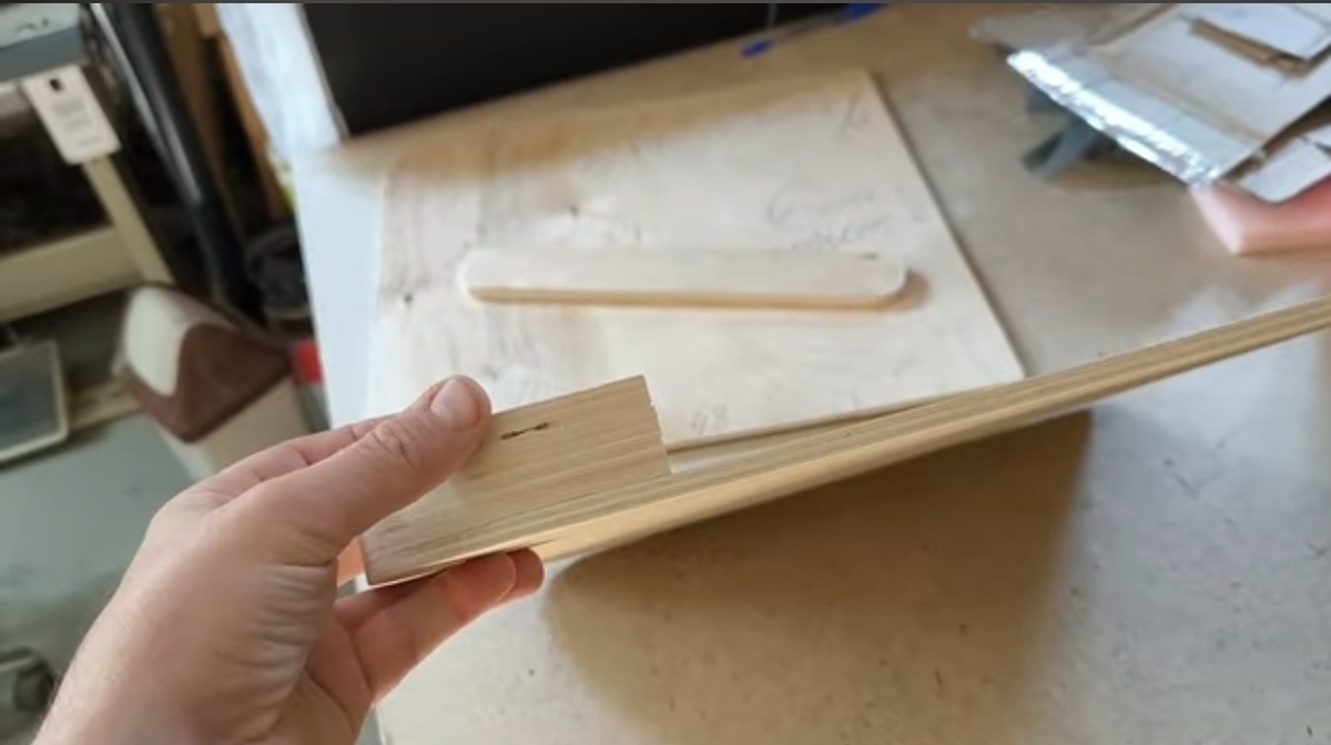 Утолщение для скрытия каркаса трубы коляски и для визуального восприятия толщины.