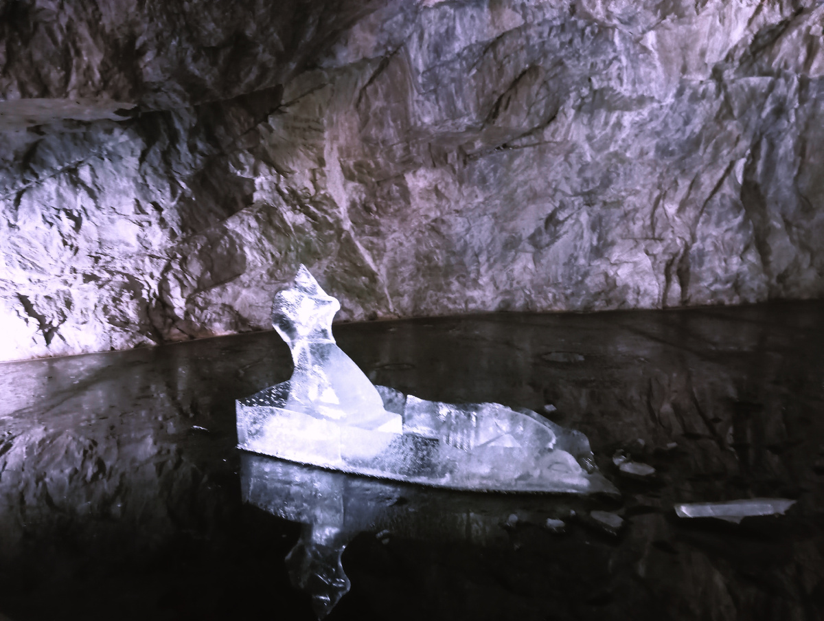 Остатки ледяных скульптур в подземном озере
