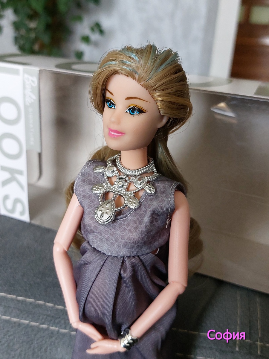 А волосы у неё не "родные" потому,... Расскажу эту историю в следующий статье)