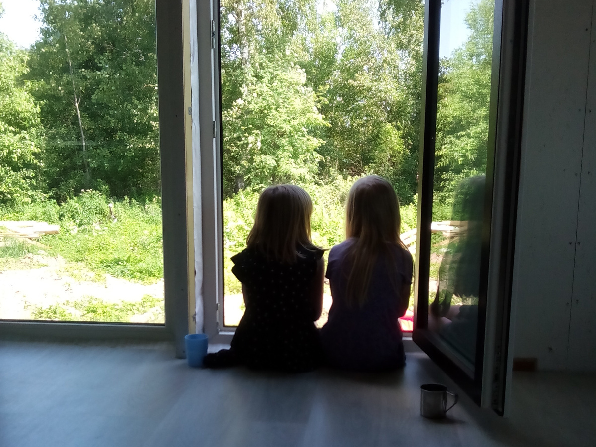 Сперва участок мы даже не косили, "дикая природа" начиналась сразу за порогом