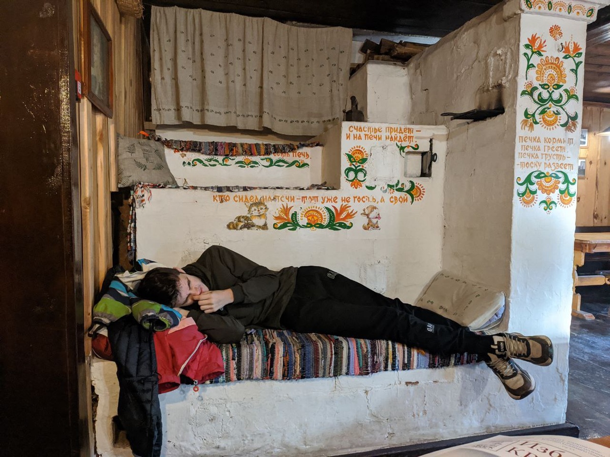 На самом деле на такой печи долго не пролежишь - надо идти, дрова подкладывать