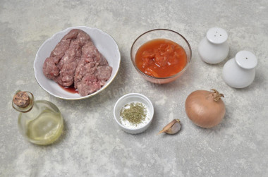 Как сделать классическую лазанью с соусом бешамель в духовке? Подготовьте продукты. Сначала для соуса болоньезе. Классический рецепт готовится с говяжьим фаршем, но вы можете взять и из другого мяса — свинины, курицы или индейки. Кроме лука, помидоров и чеснока можно добавить и другие овощи — морковь, болгарский перец, сельдерей. Помидоры подойдут как свежие, так и измельченные, как у меня.