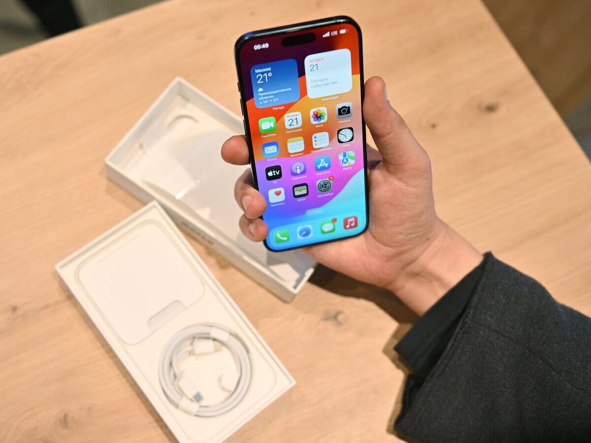    Покупатель держит смартфон© РИА Новости / Кирилл Зыков