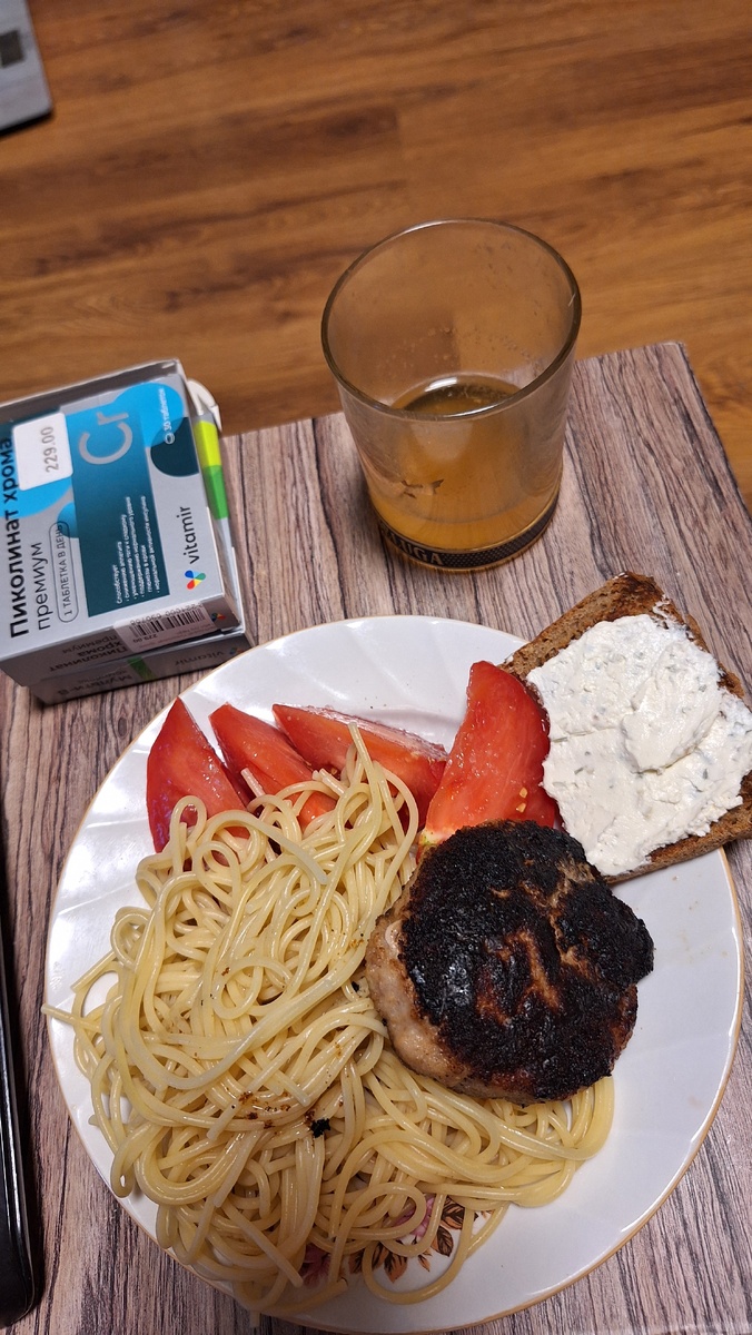 Котлета страшная, сын жарил, но вкусная, с угольком и дымком. И витаминки группа В и пиколинат
