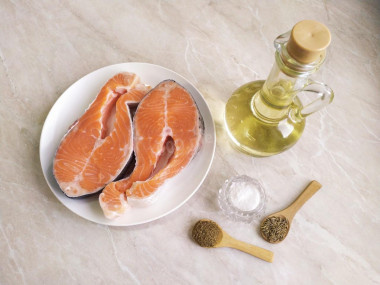 Как жарить стейк из красной рыбы на сковороде? Очень просто, для начала подготовьте продукты по списку. Стейки рыбы нарежьте по 2-2,5 см в ширину, рыбу можно брать любую (семгу, горбушу, кижуч), я взяла форель. Специи выбирайте ваши любимые, можно брать смесь сушеных трав.