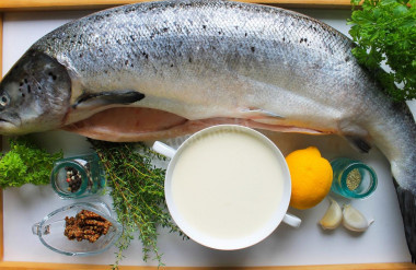 Как запечь лосося в сливочном соусе в духовке? Первым делом подготовьте все продукты. Рыбу лучше использовать свежую, которая не подвергалась заморозке, тогда она получится очень нежная и сочная. Вместо лосося допустимо использовать более бюджетную рыбу такую как: кета, нерка, горбуша и т.д. По вкусу блюдо получится чуть иным, но не менее полезным. Итак, тушку выпотрошите, очистите от чешуи и ополосните. Обсушите лосося бумажными салфетками.