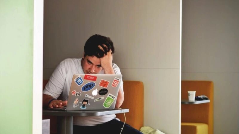     Мужчина за ноутбуком. Фото: unsplash.com, автор Tim Gouw.