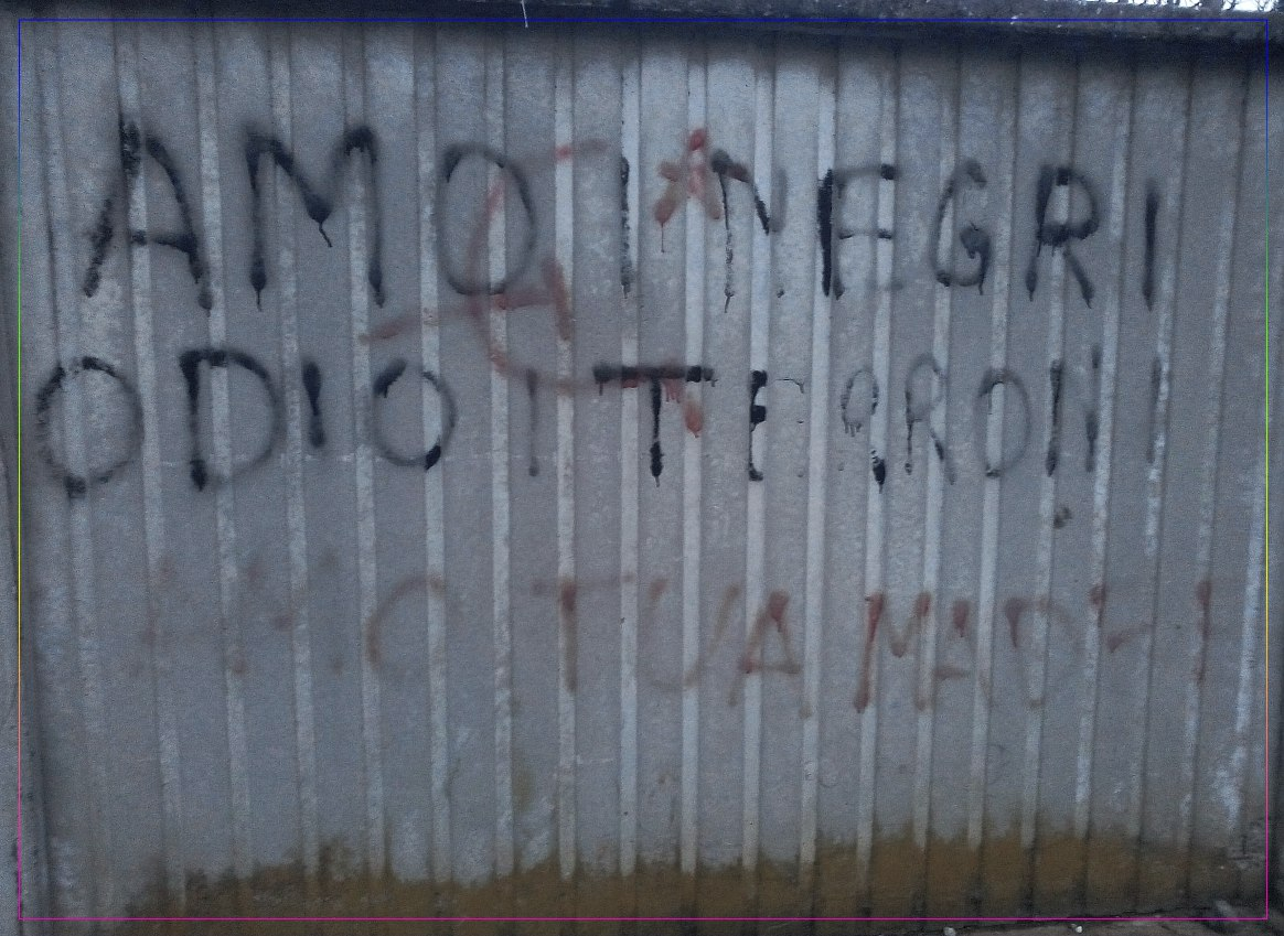 Граффити в Пьемонте: «Amo i negri, odio i terroni» (итал. «Я люблю негров, я ненавижу террони»), красным поверх «Amo tua madre» (итал. «Маму твою люблю»)