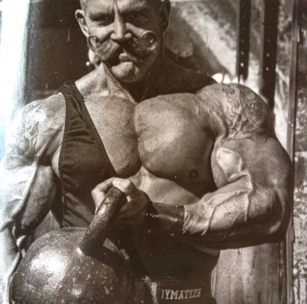 Силач старой школы с гирей