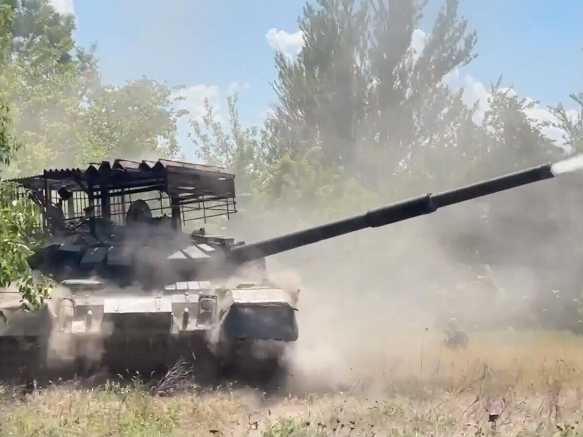    Военнослужащие экипажа танка Т-72Б3 мотострелкового соединения группировки войск "Центр" разгромили опорный пункт ВСУ на Авдеевском направлении© Минобороны РФ